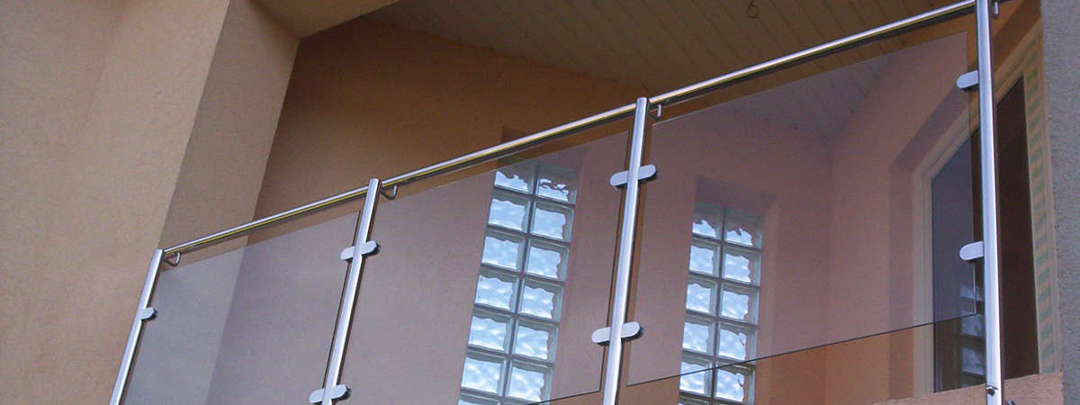 Balustrada z nierdzewki wraz ze szklanymi elementami.